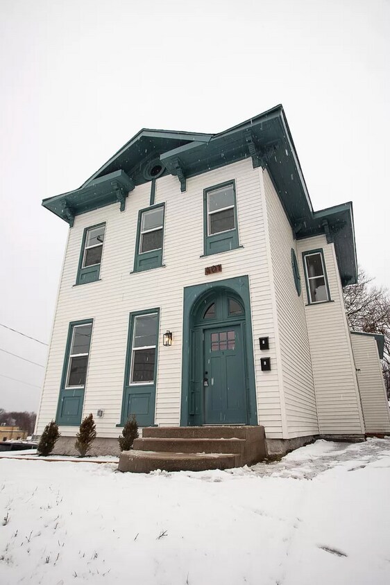 Foto principal - 401 Leonard St NE