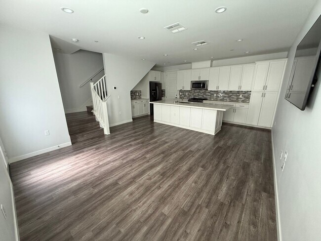 Building Photo - 3 Bedroom Townhome in Northridge