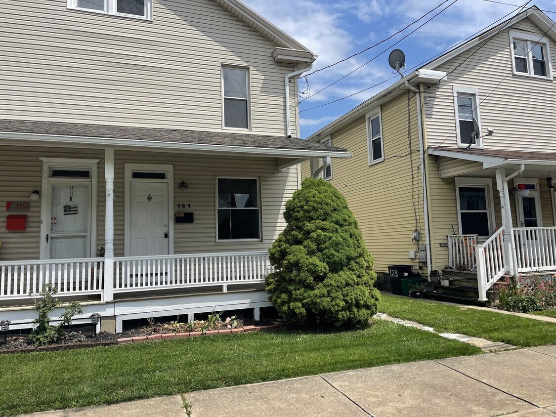 Foto principal - Charming & Well-Maintained 2-Bedroom, 1.5-...