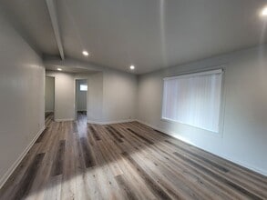 Building Photo - 2264 Devos St