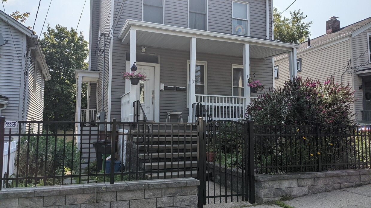 Primary Photo - 7 Summit St
