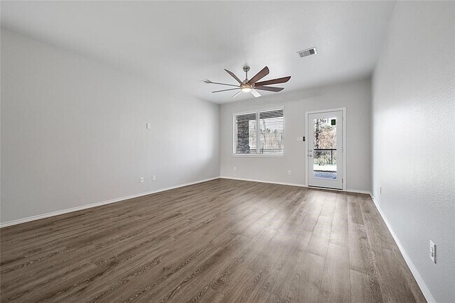 Foto del edificio - 9295 Inland Leather Ln