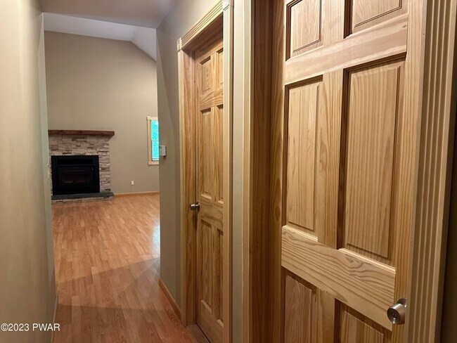 Building Photo - Beautiful 2Br Ranch on 1 acre in private, ...