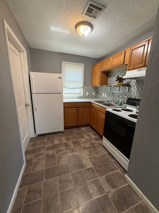 Building Photo - Charming 2-Bedroom Home in Prime Wichita L...