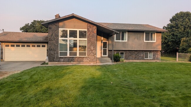 Building Photo - 3808 N Garry Rd