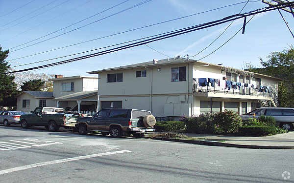 Building Photo - 606 E Santa Inez Ave