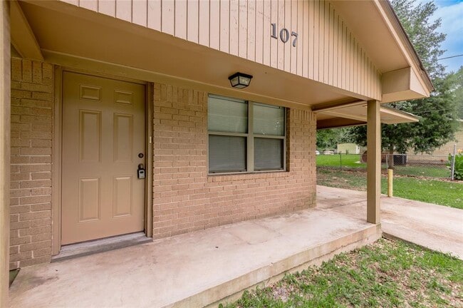 Building Photo - 107 Town and Country Dr