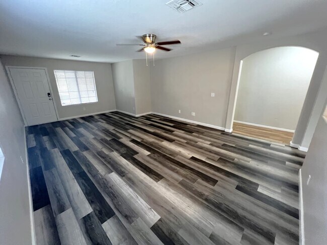 Building Photo - 420 S Sabrina