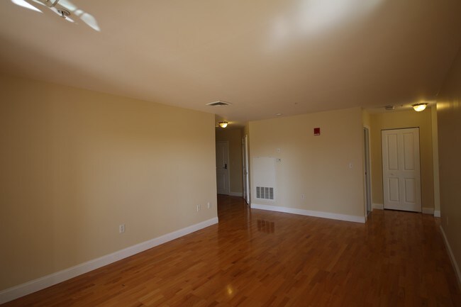 Foto del edificio - 320 Rindge Ave