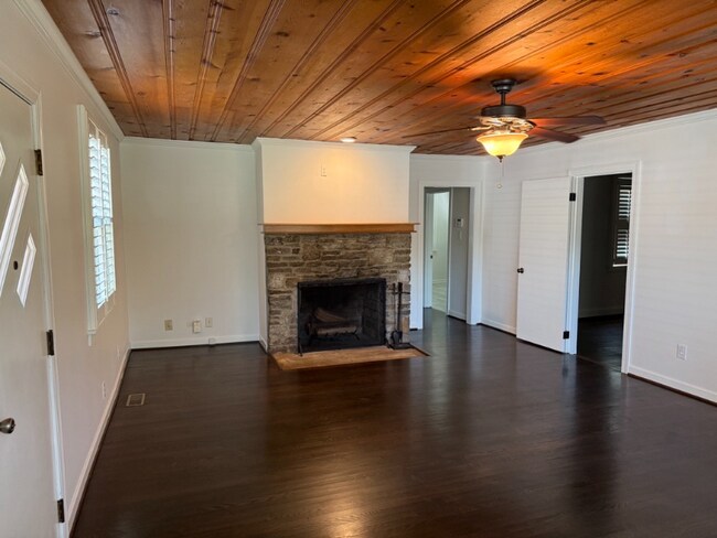 Foto del edificio - 2207 Pinewood Rd