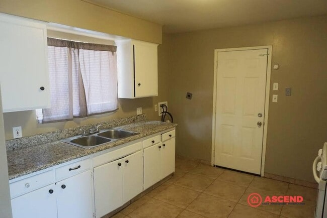 Building Photo - 209 E Harding Ave