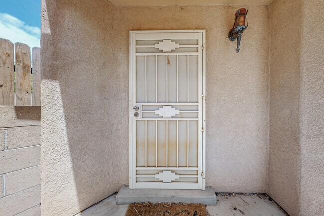 Foto del edificio - 8024 Petroglyph Ave NW