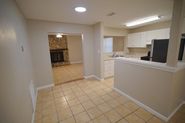 Building Photo - 2808 Southwood Dr