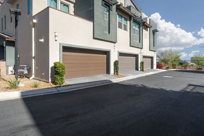 Foto del edificio - Luxury Summerlin townhome in resort style gated community