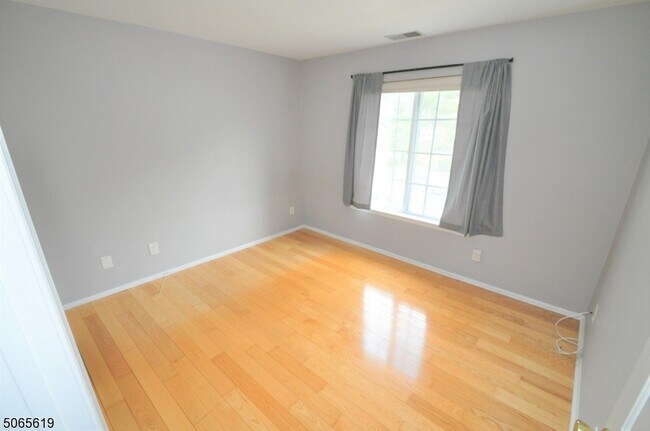 Building Photo - 121 Village Dr