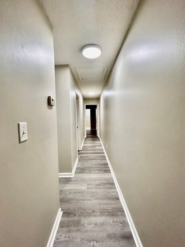 Foto del edificio - Cute 2-bedroom 1.5 bath duplex in Mid-Town