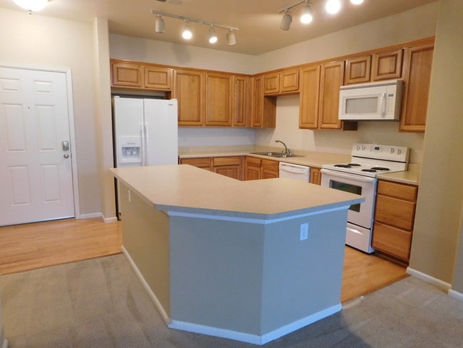 Building Photo - Fantastic condo in the City