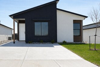 Building Photo - 5001 N Vassar Ave