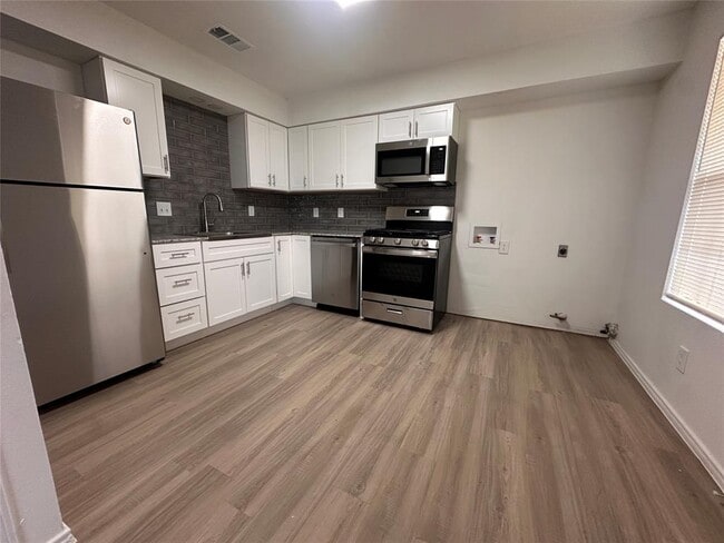 Foto del edificio - 6910 Circle S Rd