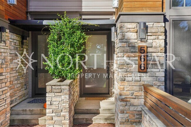 Foto del edificio - Luxury Living in the Heart of Lake Oswego: Stylish 3-Story Townhouse