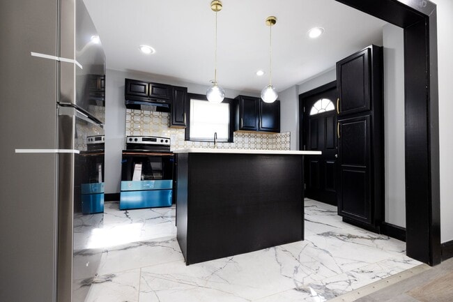 Building Photo - Beautifully Renovated 2-Bedroom Single Fam...