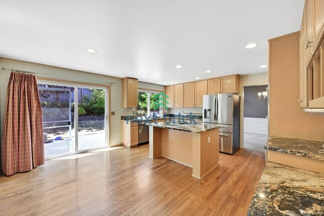 Foto del edificio - 4 BED & 2.5 BATH FOR RENT