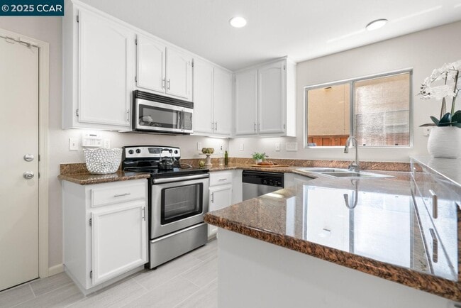 Building Photo - 179 Foxglove Ln