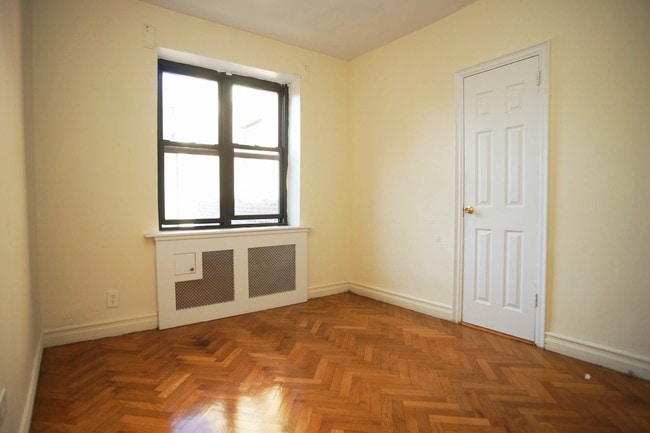 Building Photo - 529 E 235th St