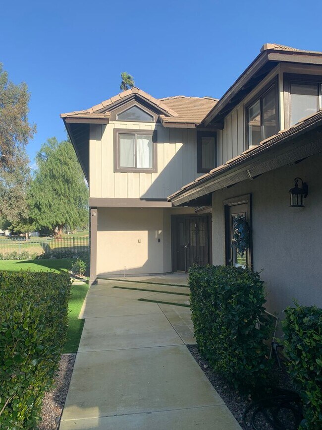 Building Photo - Beautiful 3 Bedroom / 3 Bathroom Townhouse...