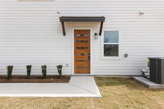 Building Photo - 302 East Dr