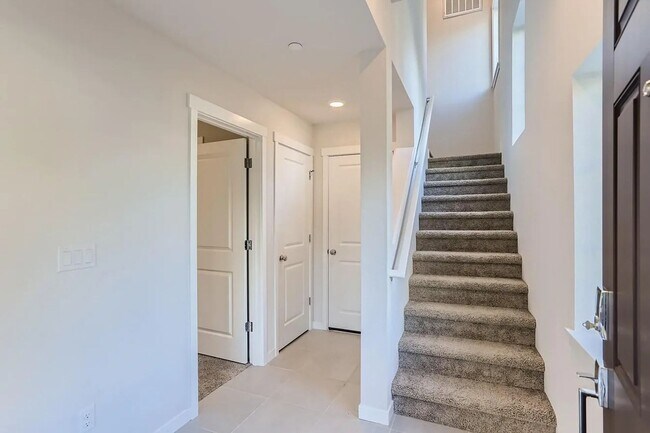 Foto del edificio - 16050 NW Frog Lane ~ Striking Bethany Town...