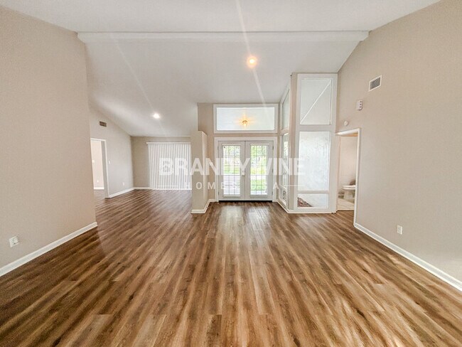 Building Photo - 6222 Elm Square E
