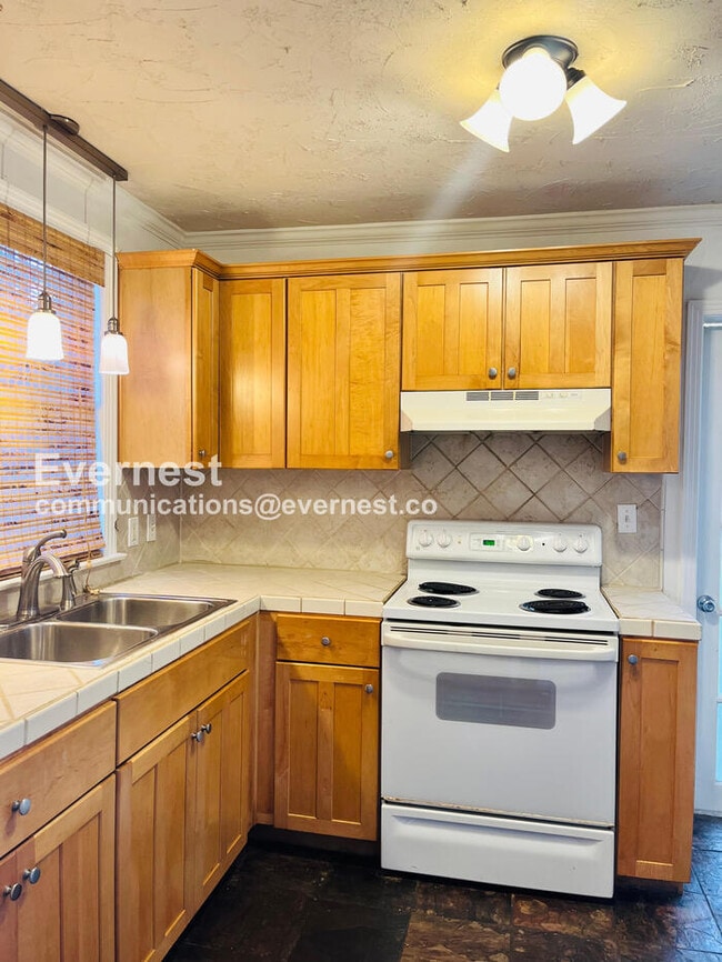 Building Photo - 454 Bowling Ave