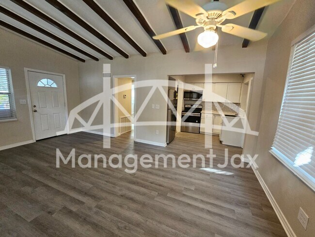 Foto del edificio - 5201 Janice Cir S