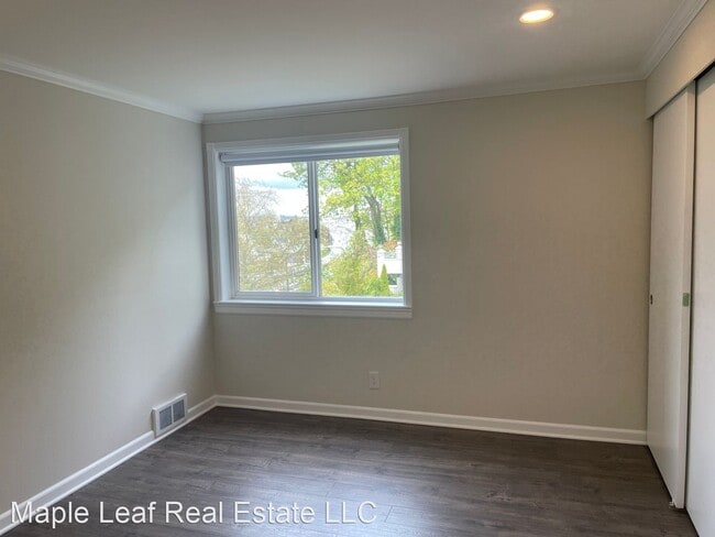 Building Photo - 2 br, 2.5 bath House - 1028 Lakeview Blvd ...