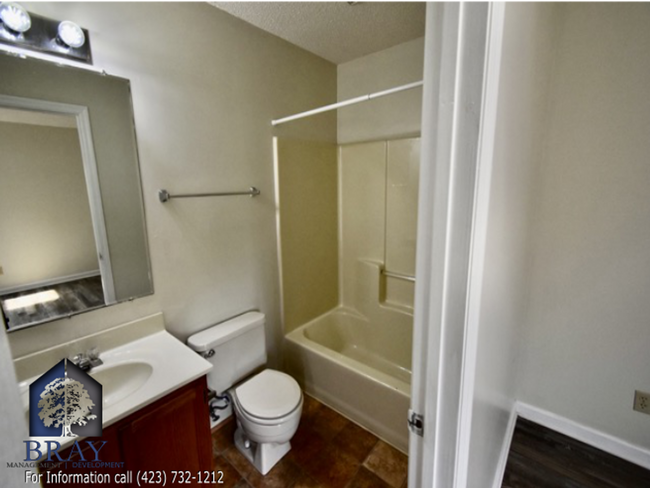Foto del edificio - MODERN TRI-LEVEL TOWNHOME NEAR STEELE CREEK PARK