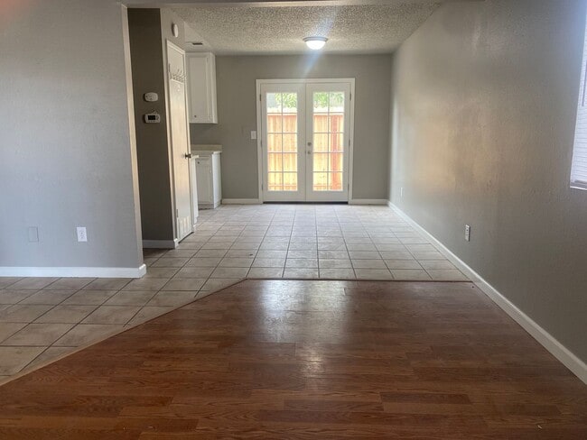 Building Photo - Available Soon! 2 bedroom 1.5 bath home in Lodi