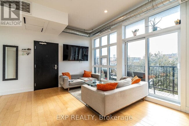 Building Photo - 101-101 Pinhey St