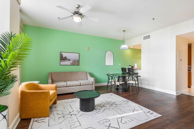 Building Photo - 925 Common St