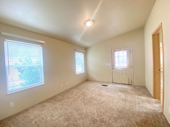 Foto del edificio - Great 3 bed, 2 bath North Valley home backs to Lemmon Valley Park.