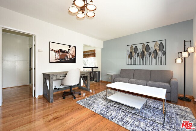 Foto del edificio - 3743 McLaughlin Ave