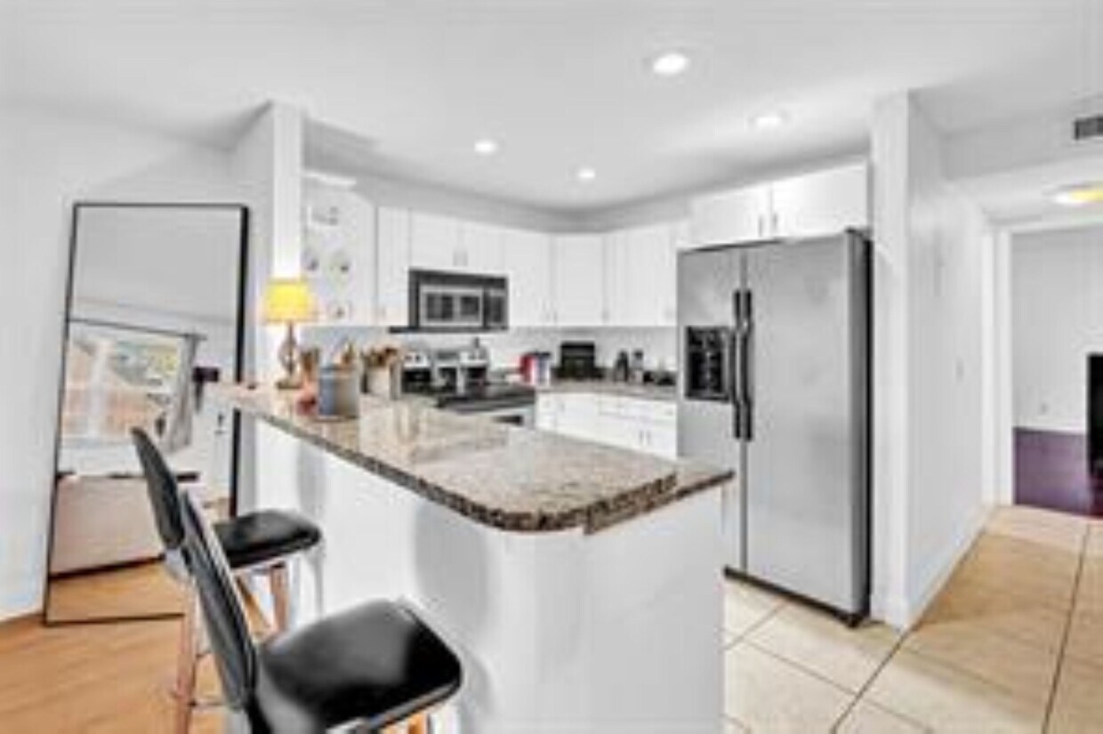 Foto principal - 2715 NE 49th St