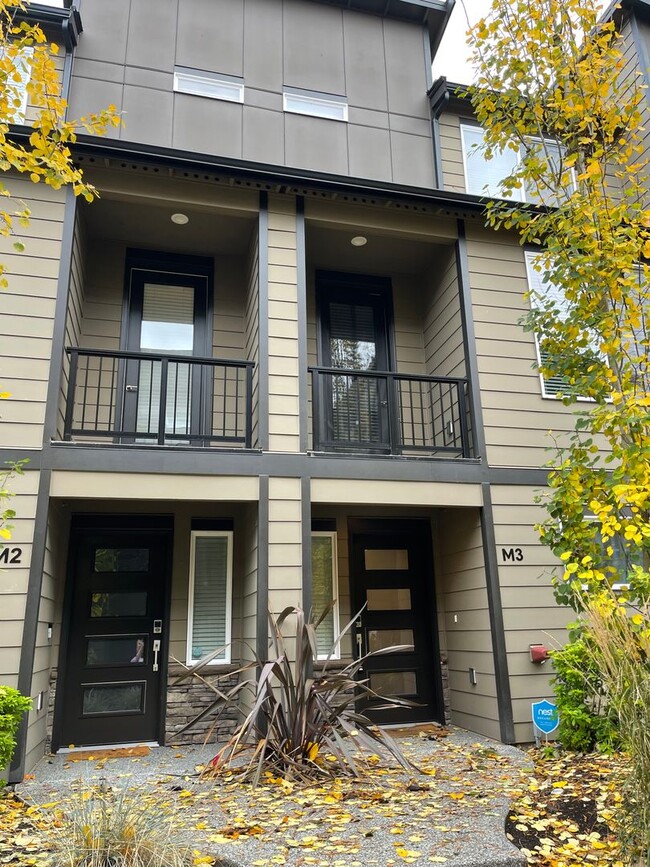 Building Photo - Gorgeous Row House in Edmonds!