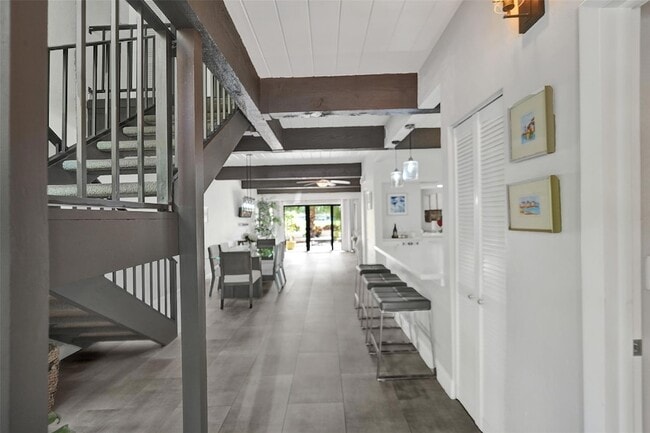 Building Photo - 700 E Coco Plum Cir