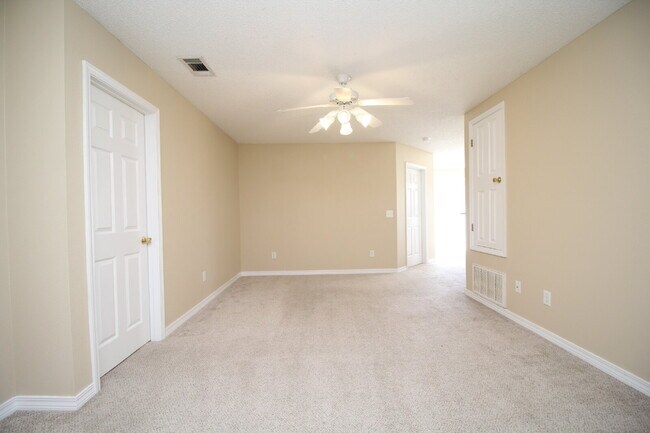 Building Photo - Charming 3-Bedroom Patio Home in Maple Oak...