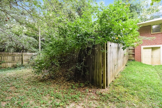 Building Photo - 2147 Camp Cir SW