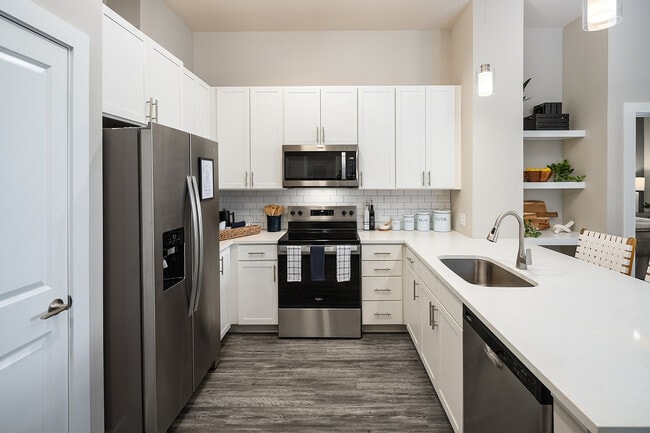 2 habitaciones, 2 baños - 1096 pies cuadrados - Cocina - Abberly Royal Creek Apartment Homes