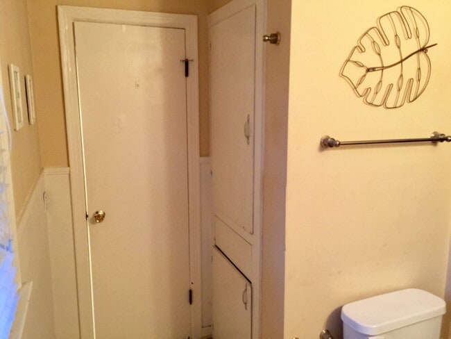 Building Photo - Two Bed / One Bath - Very Convenient Unit for Rent in Brandon