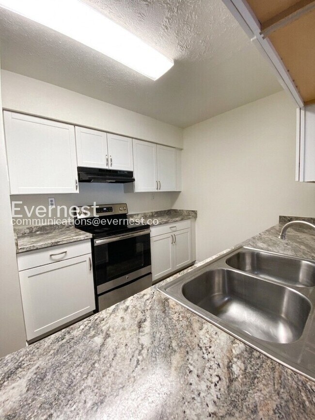 Building Photo - 3 Bed, 1.5 Bath Townhome with Fenced Yard / Available Soon!