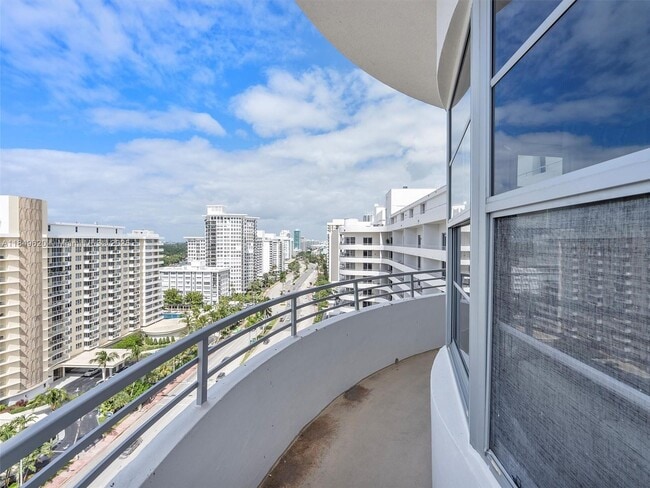 Foto del edificio - 5555 Collins Ave